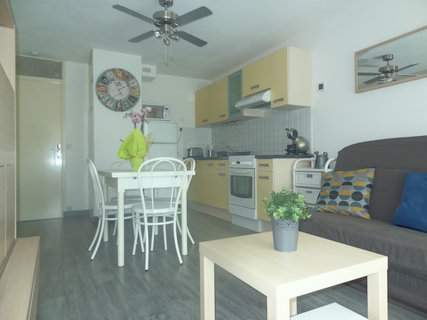Interior - Appart 4 pers - Ground floor - terrace in residence with swimming pool (Gruissan)