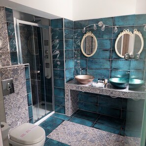Shower, hair dryer, towels