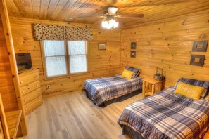 4 bedrooms, free WiFi, bed sheets - Forest Haven- Perfect Warm Cabin with 30 foot back porch (Sautee Nacoochee)