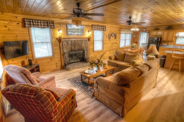 Smart TV, fireplace, DVD player - Forest Haven- Perfect Warm Cabin with 30 foot back porch (Sautee Nacoochee)