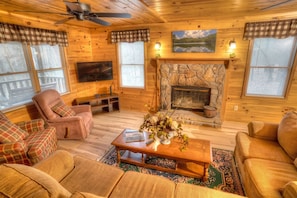Smart TV, fireplace, DVD player - Forest Haven- Perfect Warm Cabin with 30 foot back porch (Sautee Nacoochee)