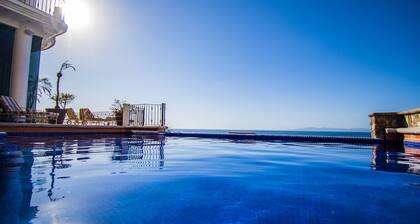 Villa de lujo frente al mar, piscina infinita, chef internacional, personal, jacuzzi y elevador