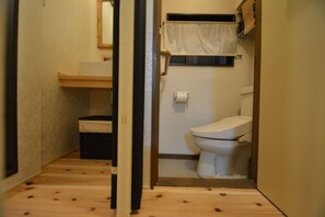 Douche, séchoir à cheveux, serviettes fournies, shampooing