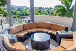 Property grounds - CrystalJamaica Villa ,great for Family Corporate retreat or friends get together (Montego Bay)