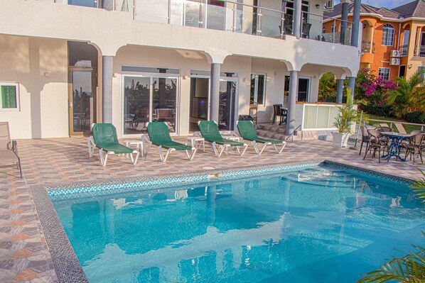 Outdoor pool - CrystalJamaica Villa ,great for Family Corporate retreat or friends get together (Montego Bay)
