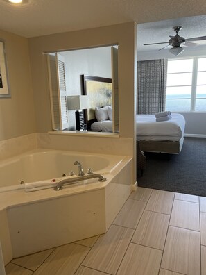 2 bedrooms, in-room safe, iron/ironing board, free WiFi