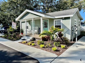 Exterior - Beautifully equipped and furnished cottage in the heart of downtown, historic New Smyrna Beach. (New Smyrna Beach)