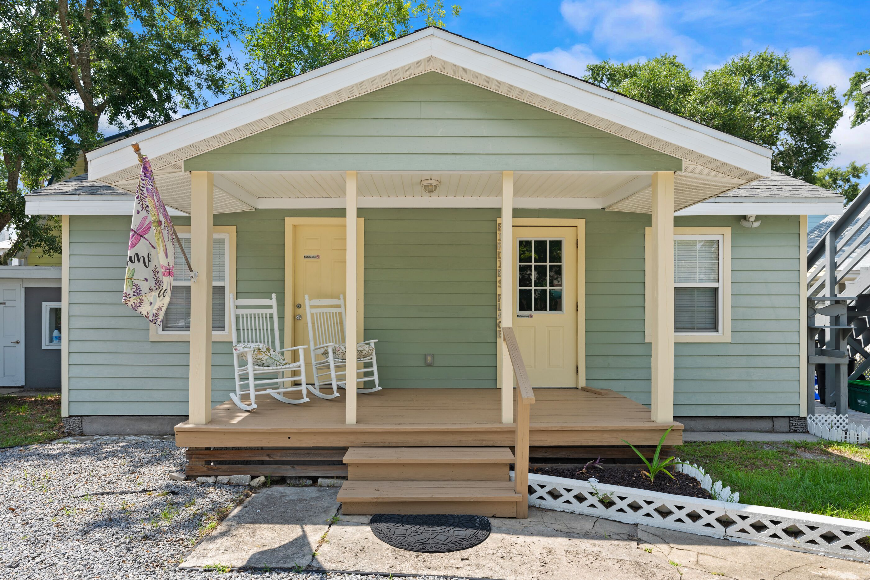 Beautifully equipped and furnished cottage in the heart of downtown, historic New Smyrna Beach.