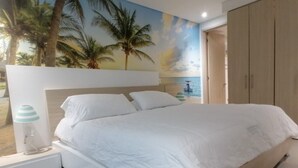 Un dormitorio con una cama, una mesita de noche con lámpara y un armario.
