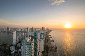 Sulla spiaggia, lettini da mare, teli da spiaggia
