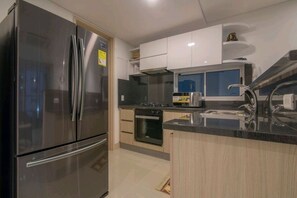 Refrigerador, microondas, horno y parrilla de estufa