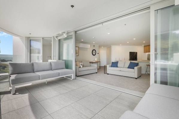 TV - Spacious Oceanside Oasis (Mount Maunganui)