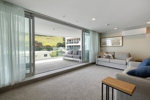 TV - Spacious Oceanside Oasis (Mount Maunganui)
