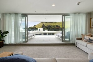 Interior - Spacious Oceanside Oasis (Mount Maunganui)