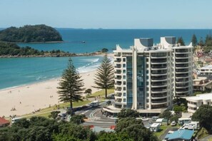 Beach - Spacious Oceanside Oasis (Mount Maunganui)