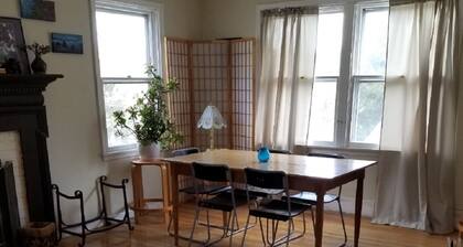Apartamento de eficiencia de dos habitaciones con fácil acceso al campus (estacionamiento en el lugar)