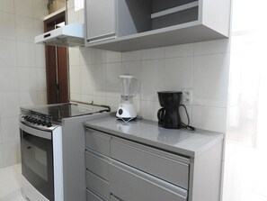 Een koelkast, een oven, een kookplaat, een koffiezetapparaat/waterkoker