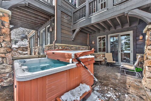 Winter Adventure Awaits: Luxury Mountain Design, Hot Tub & Shuttle Access!