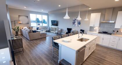 Luxury Townhome, AMAZING mtn views, Roof top deck! Swedish,DU, Red Rocks, skiing