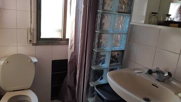 Ducha, secador de pelo, toallas y jabón