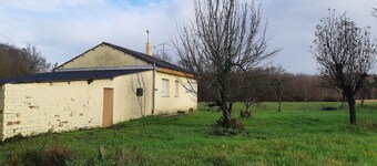 Het huis van oom Antonio, in Galicië. Een toevluchtsoord tussen bomen. Accepteer huisdieren