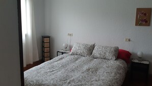 2 bedrooms, iron/ironing board, travel crib, bed sheets - A nice place and cottage in the countryside. Pets welcome (San Xiao de Mos)