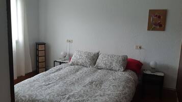 2 dormitorios, tabla de planchar con plancha, cuna de viaje