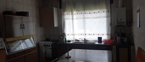 Refrigerador, microondas, parrilla de estufa y cafetera y tetera