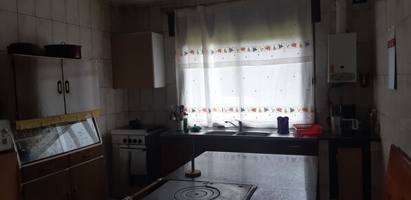 Réfrigérateur, four à micro-ondes, surface de cuisson, cafetière-théière