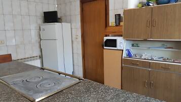 Réfrigérateur, micro-ondes, plaque de cuisson, cafetiÚre/bouilloire