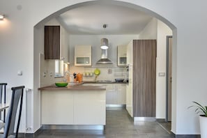 Fridge, microwave, stovetop, dishwasher