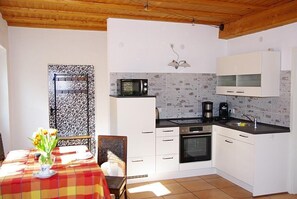 Réfrigérateur, micro-ondes, plaque de cuisson, lave-vaisselle