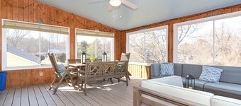 Narragansett Pier! Easy walk to seawall, food, shopping, playground - more! 