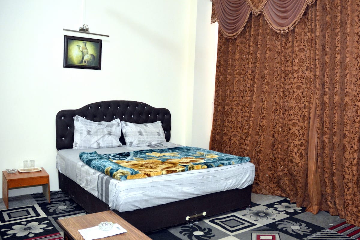5 bedrooms, desk, free WiFi, bed sheets