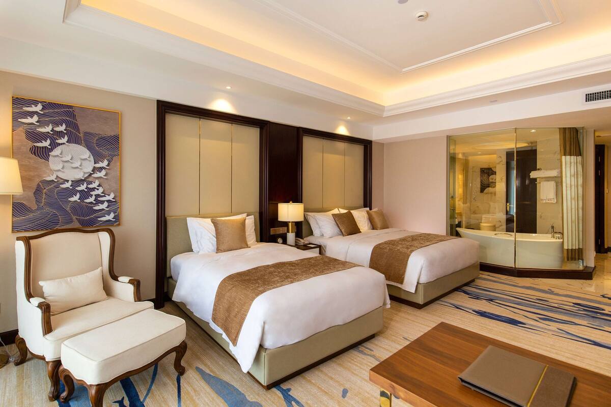 Deluxe Room, 2 Katil Bujang (Single), City View (Family) | Bar mini, peti besi dalam bilik, meja, ruang kerja komputer riba 