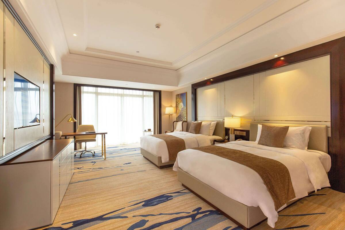 Deluxe Room, 2 Katil Bujang (Single), City View | Bar mini, peti besi dalam bilik, meja, ruang kerja komputer riba 