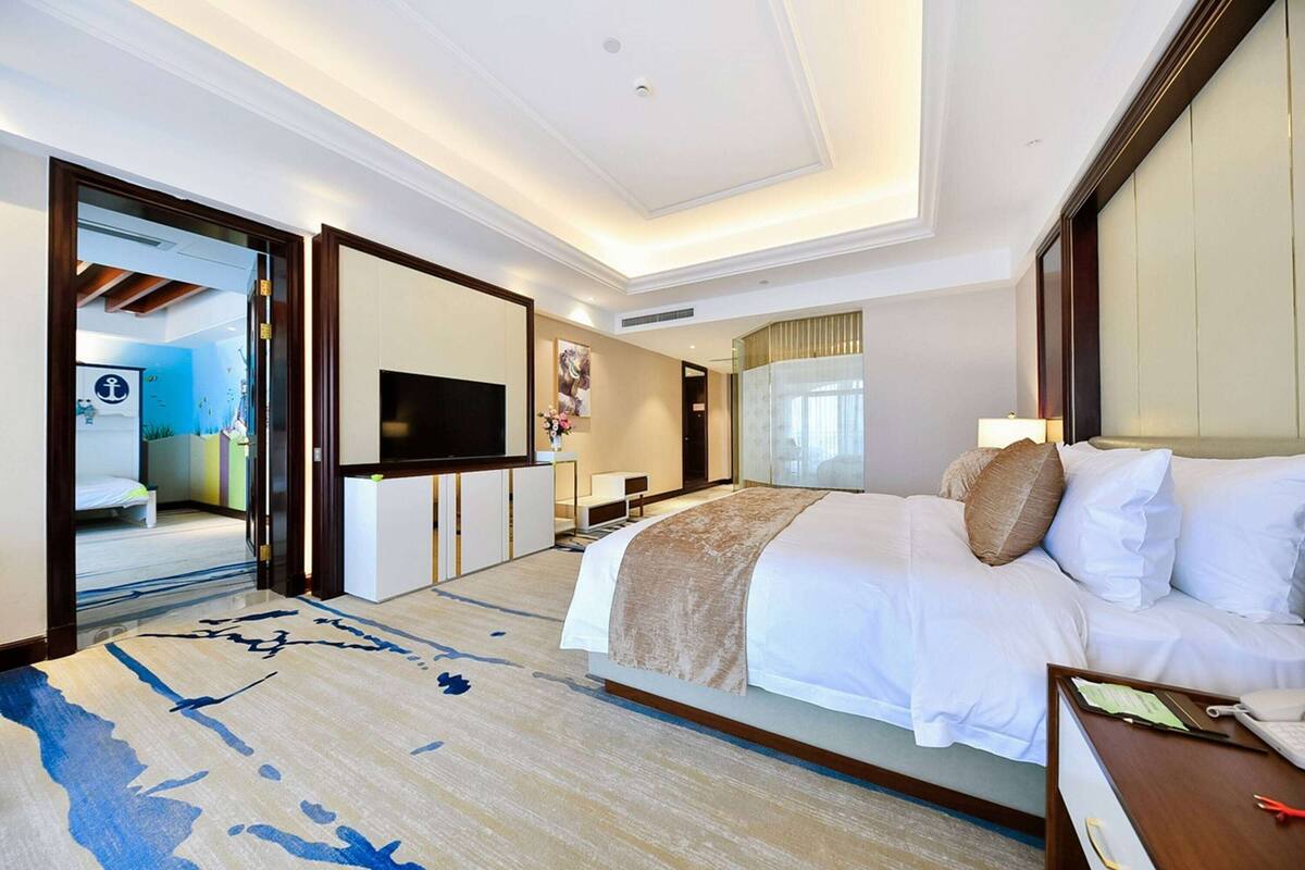 Deluxe Room, 1 Katil Raja (King), City View (Family) | Bar mini, peti besi dalam bilik, meja, ruang kerja komputer riba 