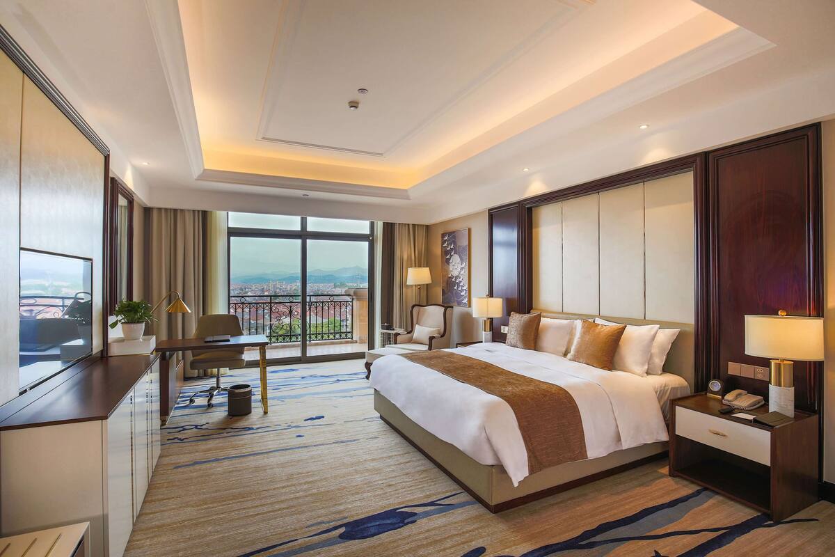 Deluxe Room, 1 Katil Raja (King), City View | Bar mini, peti besi dalam bilik, meja, ruang kerja komputer riba 