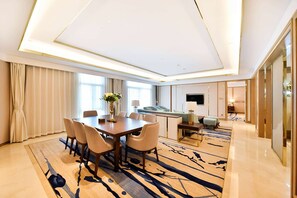 Suite Exécutive, 1 très grand lit, vue lac | Minibar, coffres-forts dans les chambres, bureau