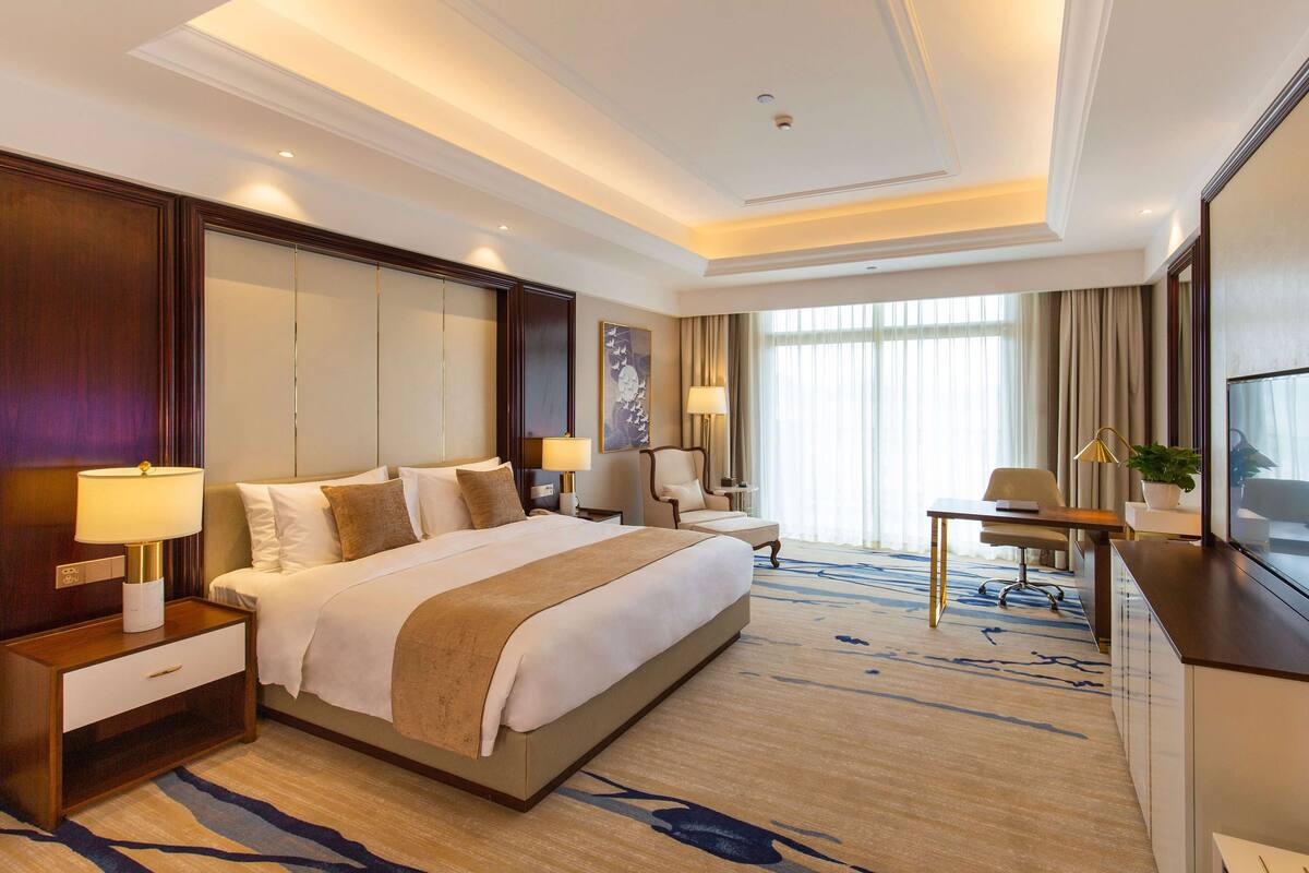 Deluxe Room, 1 Katil Raja (King), Lake View | Bar mini, peti besi dalam bilik, meja, ruang kerja komputer riba 
