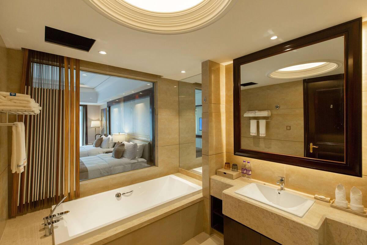 Deluxe Room, 2 Katil Bujang (Single), Lake View | Bar mini, peti besi dalam bilik, meja, ruang kerja komputer riba 