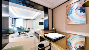 Deluxe Handicapped Suite | 1 bedroom, minibar, in-room safe, desk