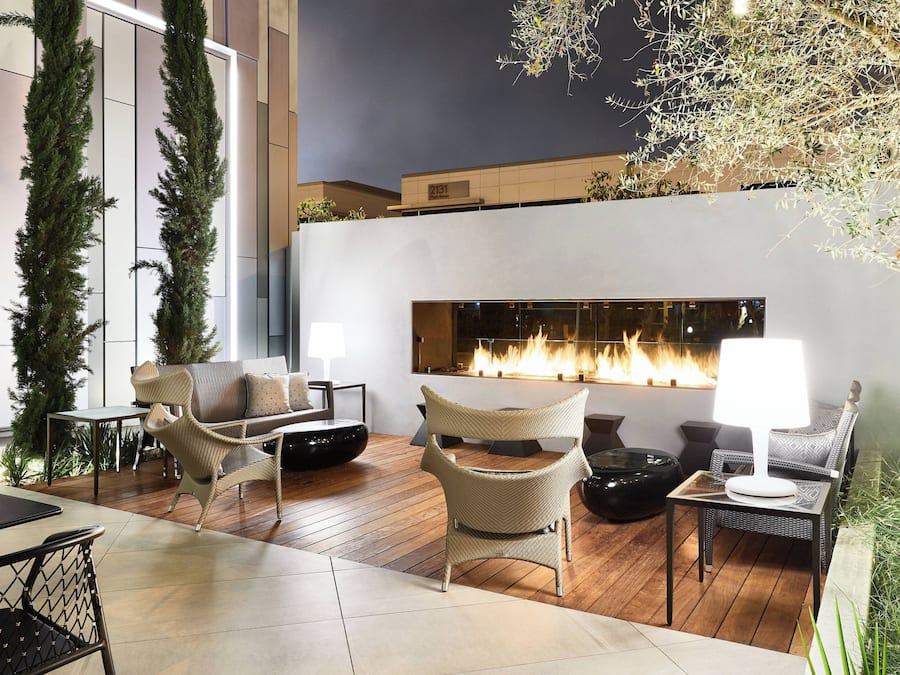 2 bars/lounges, 10 beach bars