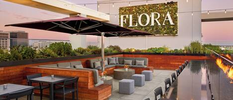 2 bars/lounges, 10 beach bars