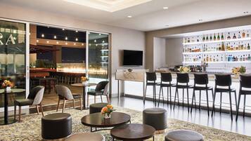 2 bars/lounges, 10 beach bars