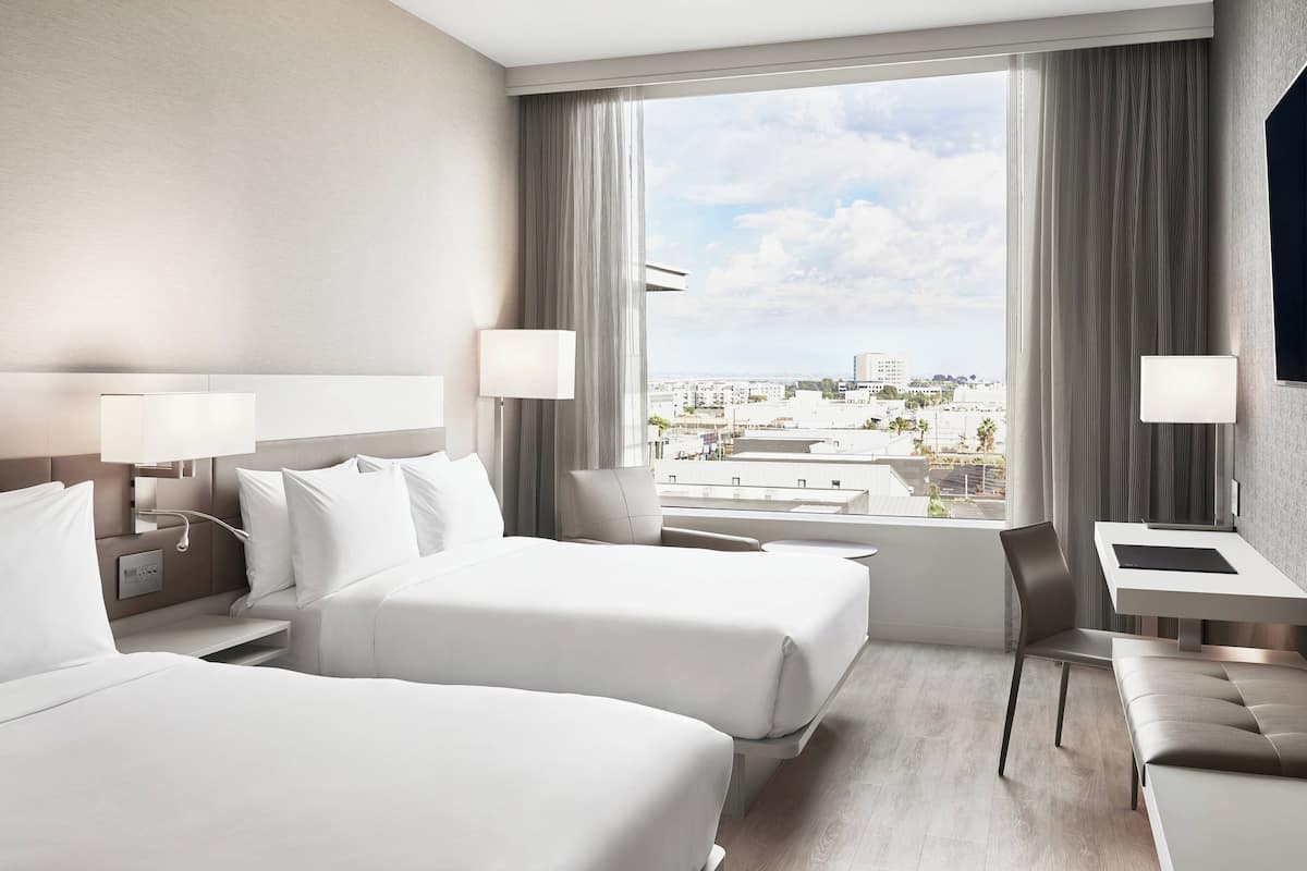 高档床上用品、客房内保险箱、办公桌、熨斗/熨衣板