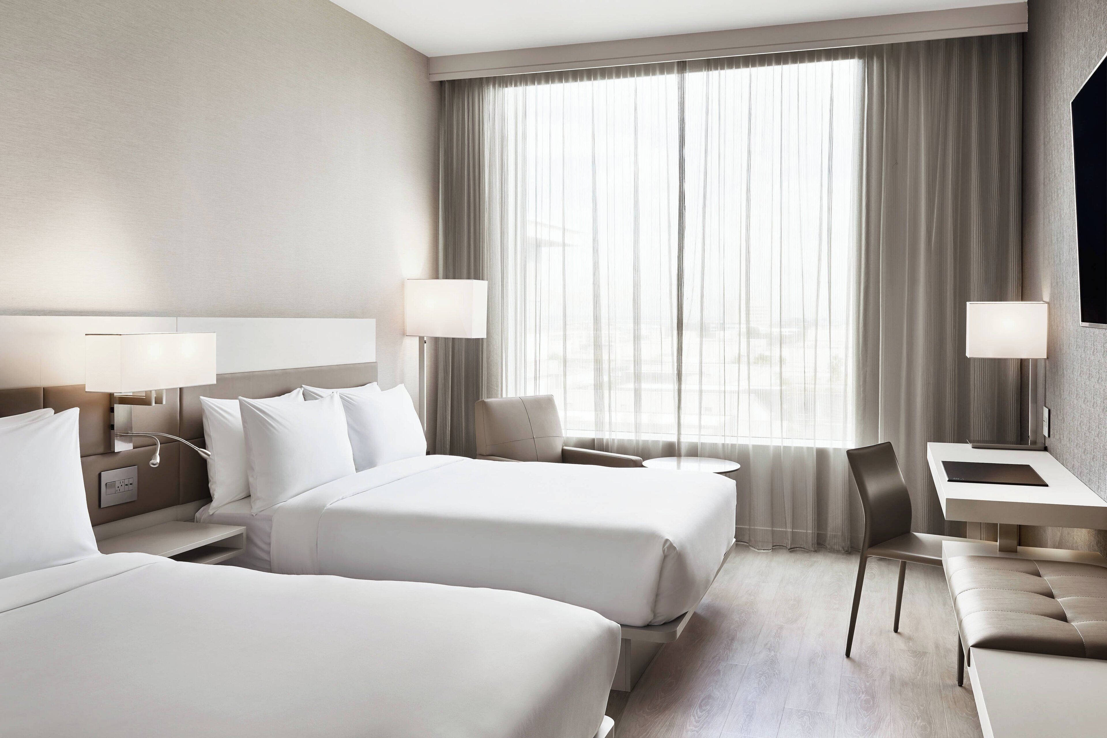 Sängtillbehör av högsta kvalitet och värdeförvaringsskåp på rummet