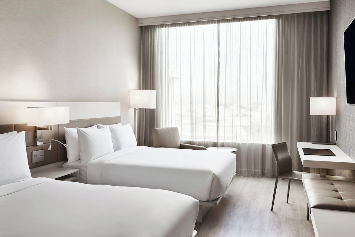 高档床上用品、客房内保险箱、办公桌、熨斗/熨衣板