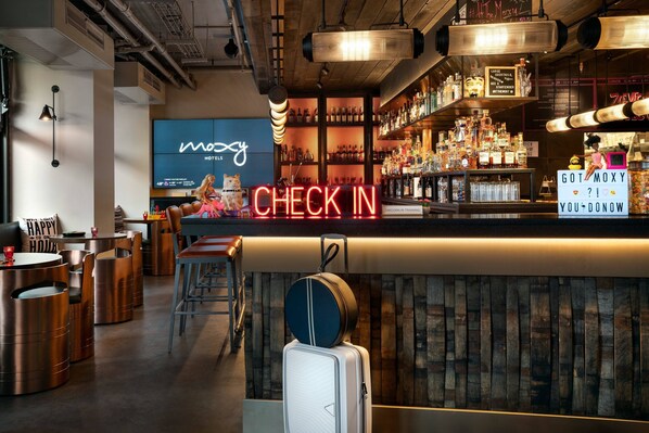 Interior entrance - Moxy Louisville Downtown (Louisville)