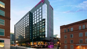 Un hotel moderno con un llamativo letrero de 'Marriott', ventanas amplias y fachada de ladrillo.